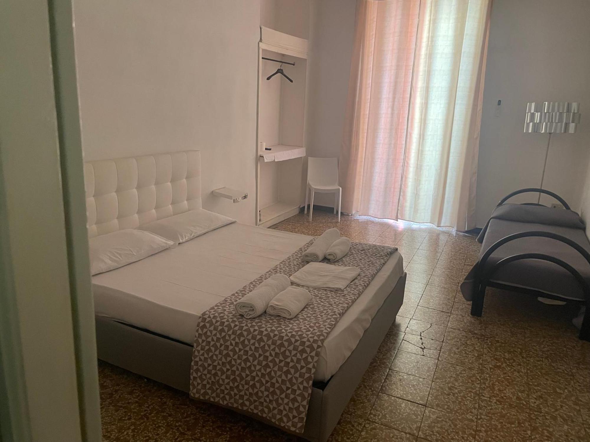 Dama Hostelbb Наполи Екстериор снимка